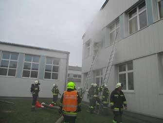 Dabei wurden den knapp 40 anwesenden Kindern die Feuerwehr und deren Ausrüstung mit viel Spaß und Action gezeigt.