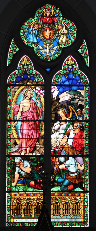 Rund um die Kirche Altarfenster Unser Altarfenster zeigt die Auferstehung Christus. Eine große Beliebtheit unserer Christophorus-Gemeinde sind die bunt-gestalteten Kirchenfenster.
