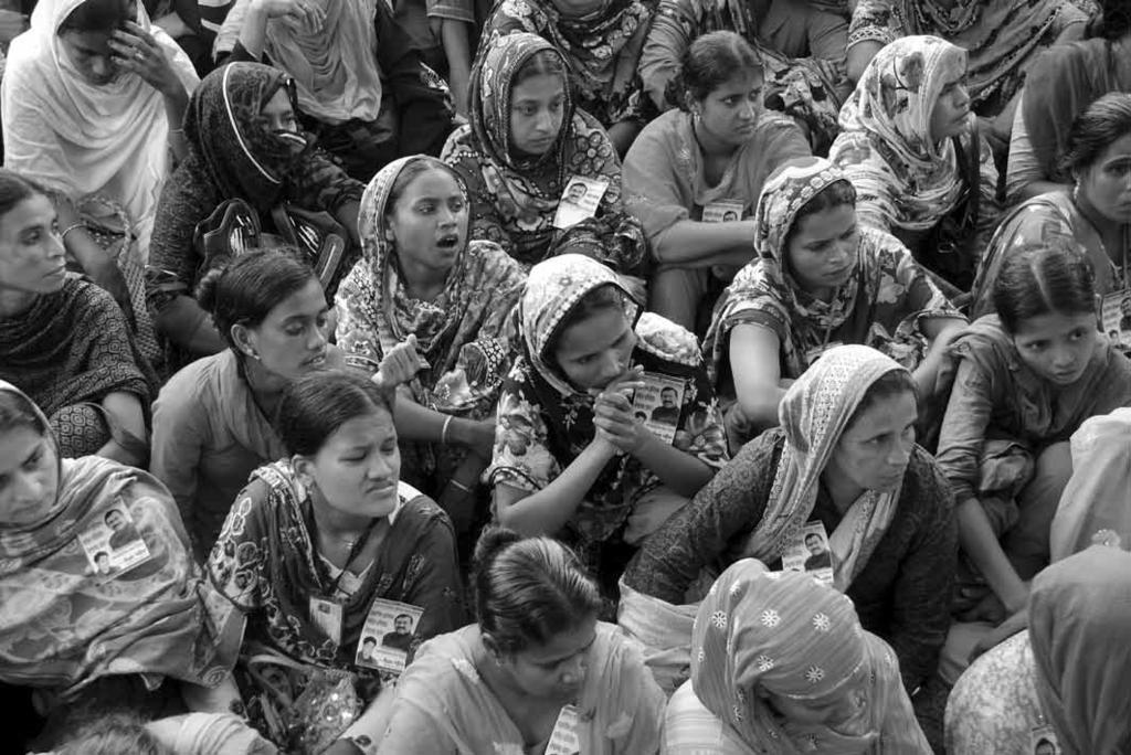 12 DDS November 2013 Protestierende Textilarbeiterinnen in Dhaka.
