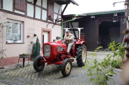 Ein echter Harreshäuser Bub Traugott Hartmann Der historische Güldner- Traktor steht hochpoliert in der Scheune. Ein täglicher Begleiter ist die Bibel.