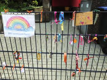 Aber wenn man genauer hinsieht, dann kann man erkennen, dass hier noch einiges passiert. Zuerst haben wir am Tor einen großen Regenbogen aufgehängt, den die Kinder gemalt hatten.