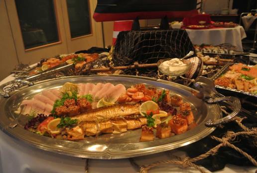 Dann haben wir hier einen Vorschlag für Sie: Warm: Gyros-Geschnetzeltes mit Tsatsiki Gebackene Tintenfischringe mit Aioli Hackbällchen in feuriger Salsa Kalt: Rosa gebratenes Roastbeef mit