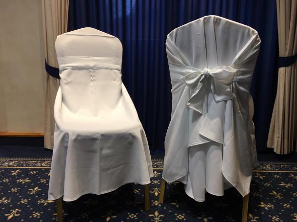 Stuhlhussen Mit den weißen Stuhlhussen erstrahlt der Festsaal in ganz besonderem Glanz.