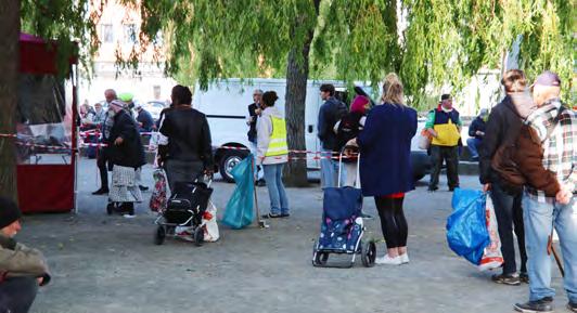 VERSORGUNG IN ZEITEN VON CORONA Als vor ein paar Wochen die weitreichenden Corona-Maßnahmen in Kraft traten, organisierte die Obdachlosenhilfe zusammen mit der Stadt Hannover regelmäßige Ausgaben.