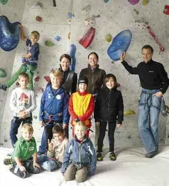 Kinder- und Jugend - klettergruppe KKG 11 Leitung: David Haas, Claudia Bischoff Neun aufgeweckte Kinder im Alter zwischen 6 und 9 Jahren treffen sich immer am Montag zum gemeinsamen Bouldern in der