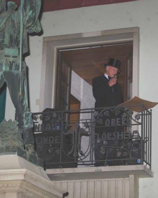 Vierte Station des Rundgangs (Walterplatz): Sebastian Walter hält eine Rede vom Balkon des Rathauses (1901) Jean: Vater, schau mal: Da ist ein Mann auf dem Balkon des Rathauses, das kann nur ein