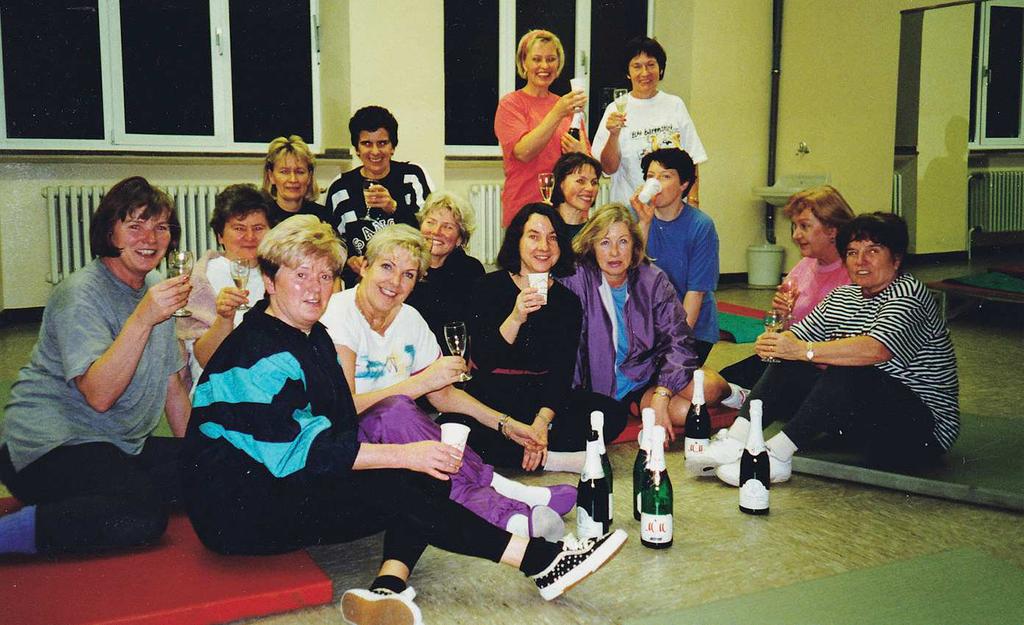 Sporthallen). Zum 25jährigen Bestehen des Vereins in 1989 hat Uschi mit ihren Damen einen Tanz einstudiert.