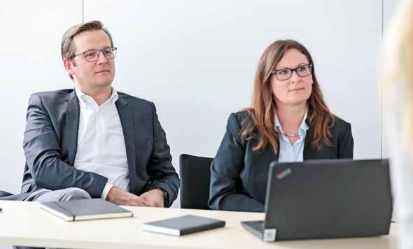 Alexander Petereit und Johanna Brendel prüfen die Anbieter der Softwarelösungen für die ProServ.