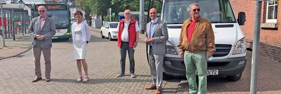 Der Bürgerbus ist wieder da! Ab 1. Juli steht der Fahrdienst - nach dreimonatigem Stillstand - wieder zur Verfügung. Im Bild v.l. Ralf Jeromin und Helene Rothenberger (Stadt Tönisvorst), Walter Plücker (Bürgerbus), Bürgermeister Thomas Goßen und Vorsitzender Horst Dicken (Bürgerbus).