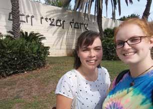 Visiting Israel: lab assistants Stefanie Hillert and Celina Dölle during their internship at the Weizmann Institute.