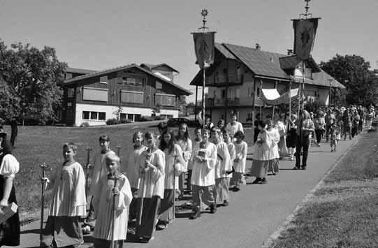 Fronleichnams-Prozession im Rosendorf Am Sonntag nach dem eigentlichen Feiertag fand im Rosendorf Nöggenschwiel die feierliche Fronleichnams-Prozession durch das Dorf statt.