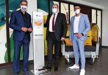Kompakt Diebstahlsichere Säule: Frischtex-Inhaber Alborz Hosseini (r.) mit Thomas Westphal (Wirtschaftsförderung Dortmund, l.) und EDG-Geschäftsführer Bastian Prange.