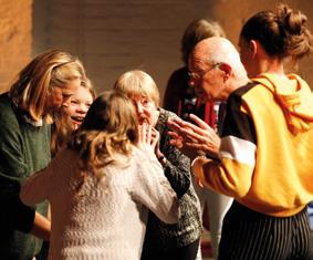 In Jung-Alt Theaterprojekttagen bringt das Altentheater Generationen zusammen. Dabei geht es um das gemeinsame Agieren.