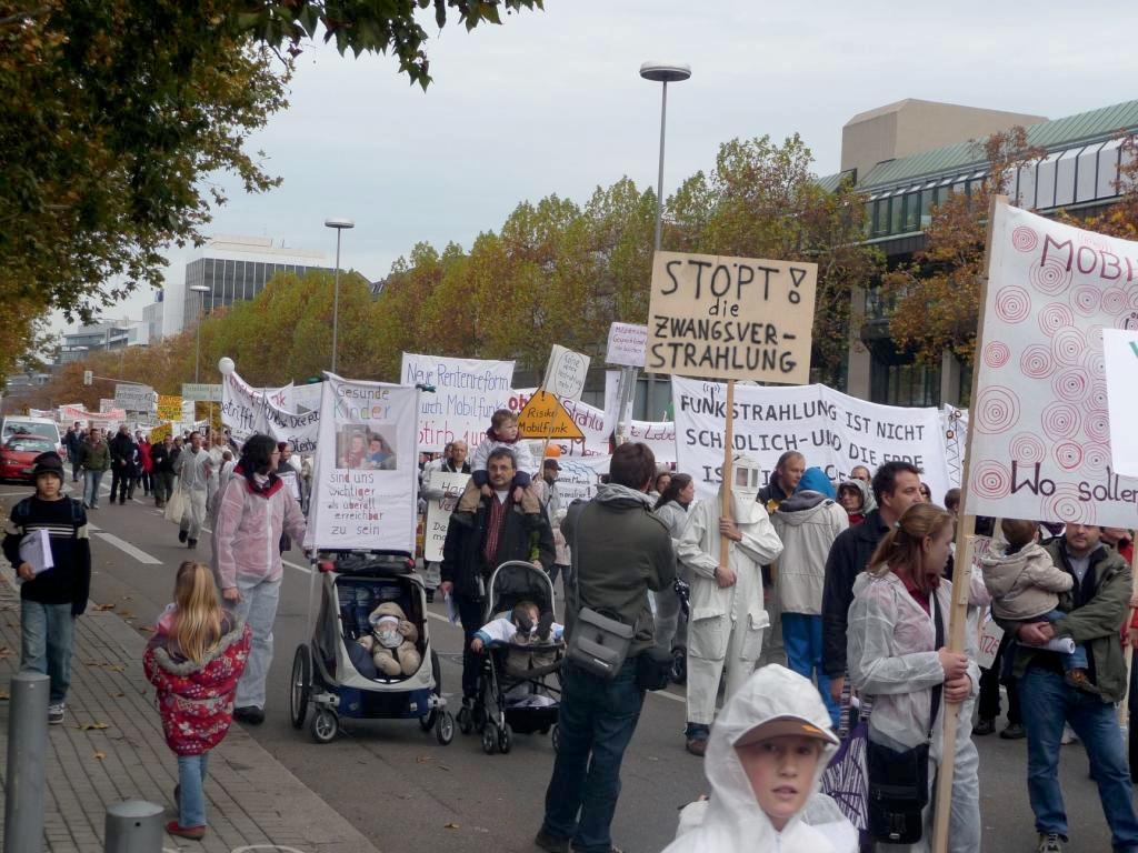 22 Ca. 2.000 Menschen demonstrieren gegen den Ausbau des Mobilfunknetzes. Am 17. September 2009 stellte die Abgeordnete Dr.