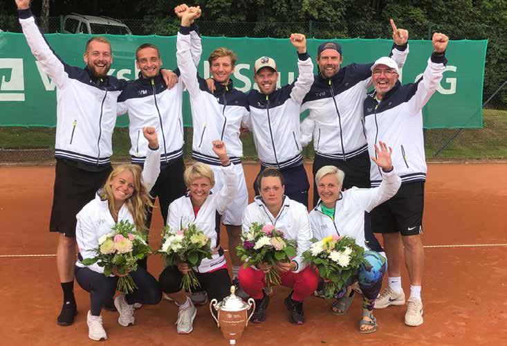 TENNIS Bei den Dt. Meisterschaften der Tennisverbände wurde das Team des TVM Deutscher Meister mit einem 3:2 Erfolg über Berlin-Brandenburg. Im Team spielten vom RTHC mit: Romy Kölzer (2.v.re.