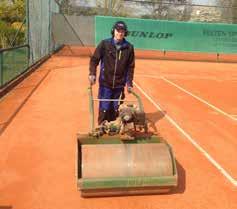 1 Michael Scholz-Dumjahn unterstützt seit April 2020 unseren langjährigen Kollegen Peter Walloschek bei der Pflege der Tennisplätze, -hallen und Grünanlagen.