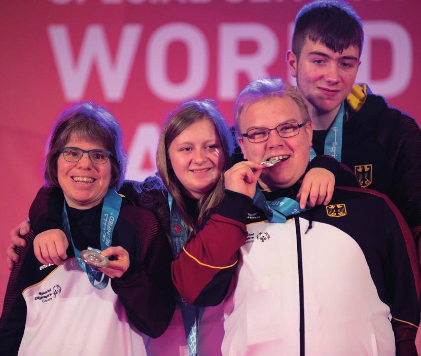 Special Olympics Deutschland Jahresbericht 2019 Siegerehrung für die Roller Skater Stefanie Lutz, Mandy Bauer, Marcel Matzat und Alessandro Gambuzza vom Team SOD bei den Weltspielen 2019.