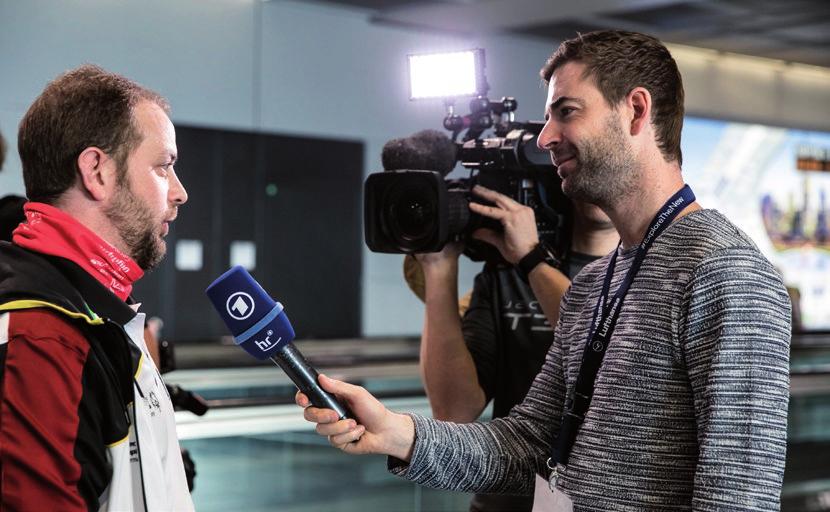 1 Das ist Special Olympics Badminton Athlet Doron Gaul im Interview beim Einkleidungsseminar für die Weltspiele. (Foto: SOD/ Stefan Holtzem) 5 Kommunikation und Marketing 5.