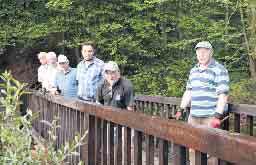Hand in Hand arbeiten die Männer vom Gartenbau- und Verschönerungsverein Kommern und die Mitarbeiter des städtischen Bauhofs zusam- men, um die Holzbrücke am Mühlensee zu sanieren.