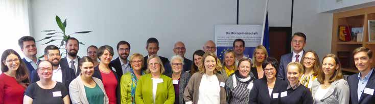 Landkreisnachrichten 59. Jahrgang Das Foto zeigt die Mehrzahl der Mitwirkenden in den Räumlichkeiten des Europabüros der baden-württembergischen Kommunen.