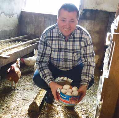 10 Glückliche Hühner Glücklicher Gruppenleiter Markus Hanses ist Gruppenleiter in der WWW. Sein Hobby ist die Hühnerhaltung. Mit großem Spaß kümmert er sich um 25 Hühner.