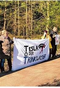 15 BRANDENBURG Montag, 10. Februar 2020 Tesla-Kritiker trafen sich zur Kundgebung Bürgerinitiative Rund 100 Gegner der geplanten Werksansiedlung bildeten in Fangschleuse eine Menschenkette. Grünheide.