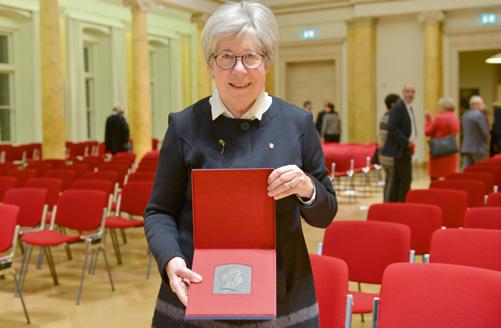 Auszeichnungen und Förderung Für ihr beispielhaftes Engagement zum Wohle der Akademie wurde Bärbel Friedrich, ehemalige Vizepräsidentin der Leopoldina, 2016 mit der Verdienstmedaille geehrt.