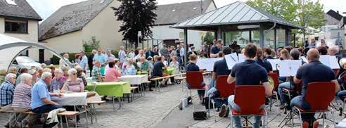 ... im Juni 16. Juni: Das "Dorf-Platz-Konzert" am Nagelschmiede Denkmal.