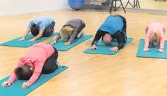 202-150314 Stretch und Relax Die Übungen sind ein ausgewogener Mix aus Dehnung und Entspannung. Sanfte Dehnübungen lockern den Körper, lösen Verspannungen und verbessern die Beweglichkeit.