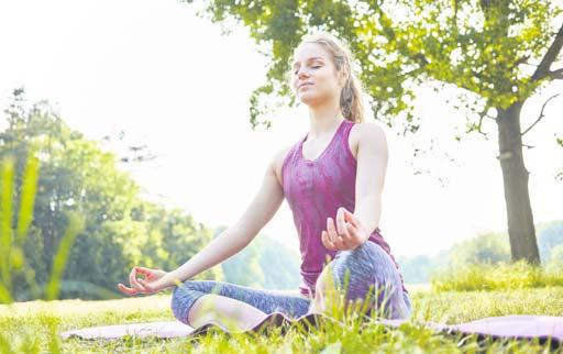 BISSENDORF 202-060303 Yoga für Frauen In diesem Yoga-Kurs speziell für Frauen lernen Sie, wie Sie mit Yoga den weiblichen Körper unterstützen und Balance und Rhythmus im Alltag integrieren können.