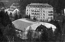 Abbildung 13: Rollschuhhalle 1913 in Neuhaus / Triestingtal (Wikipedia, 2016) ( )1911 wurde das Curhotel d Orange zum Mittelpunkt des gesellschaftlichen Lebens des Fin de siècle in Neuhaus.