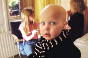 AUS DER KLINIK Die Sorge danach Hintergrund: Lisa Schmuckers Sohn Franz erkrankte 2005 im Alter von zwei Jahren an einem Non-Hodgkin-Lymphom und wurde über Monate im Kinderkrebs-Zentrum Hamburg