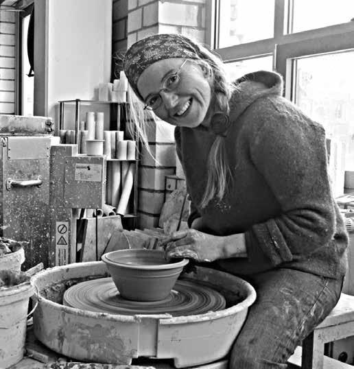 Wenn ich eine ganze Serie von einem Gegenstand drehe, dann merke ich, wie mein Werk von Mal zu Mal besser wird. Keramikunternehmen Männer/Frauen in dem Beruf Keramiker*innen rund 1.