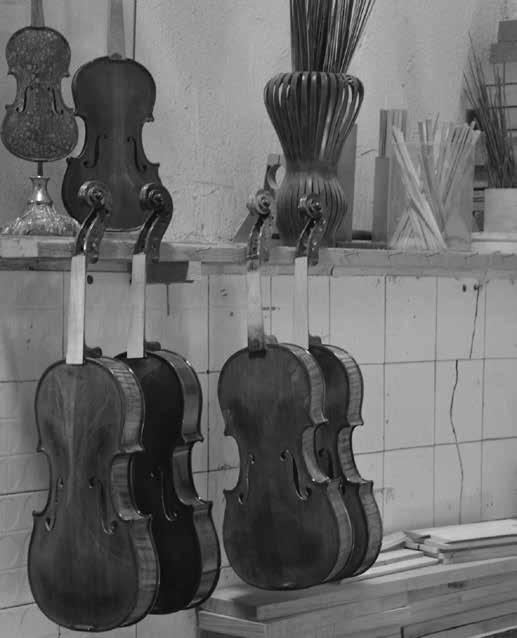 Geigenbauer*innen arbeiten heute noch fast genauso wie früher. Denn der Geigenbau ist ein traditionelles Handwerk.