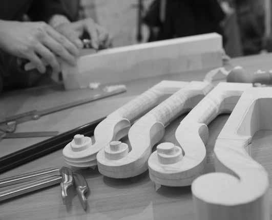 Jahrhundert im italienischen Cremona hergestellt, wo die berühmten Geigenbauer Stradivari, Guarneri und Amati ihre Werkstätten hatten.