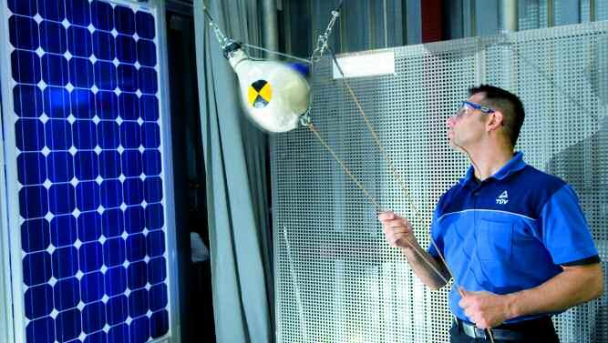 Titelgeschichte Bereits 1995 hat die TÜV Rheinland Group im Labormaßstab mit der technischen Prüfung von Solarkomponenten begonnen und es seitdem zum Weltmarktführer gebracht.