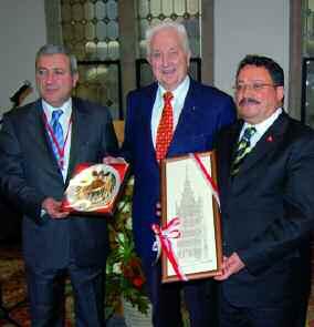 Die Delegation aus Çorum mit Bürgermeister Josef Müller (1. Reihe stehend, 4. v.l.) und Bürgermeister Turan Atlamaz (5. v.l.) beim Empfang im Hansasaal des historischen Rathauses.