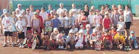 Foto: Mario Stiehl 48 tennisbegeisterte Kinder mit ihren Trainern und Betreuern. Tennistraining für Kinder ALKOVEN.