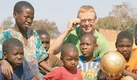 LAND + LEUTE Gerhard Schrödl beschenkte die fußballbegeisterten Jugendlichen im Chobe Nationalpark mit einem Fußball. Mit Fußball im Gepäck nach Afrika gereist HOFKIRCHEN.