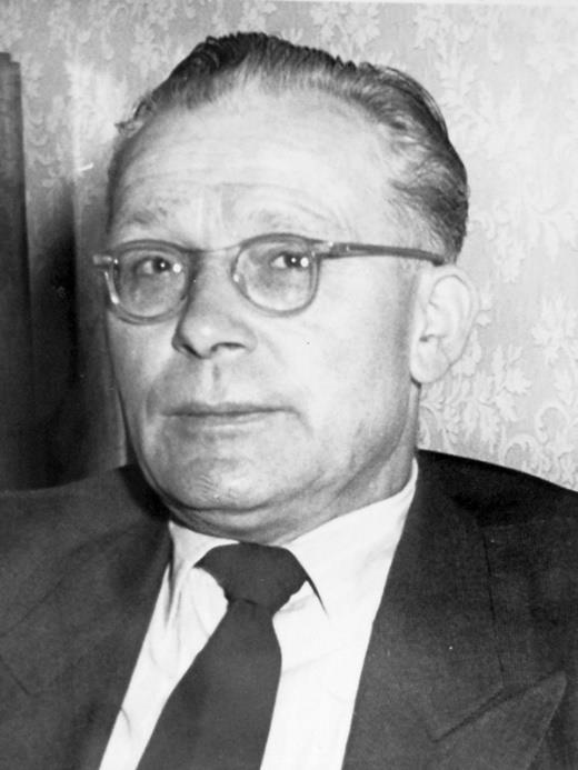 Bergmann (Zeche König-Ludwig), Grubenkontrolleur Bergamt Castrop; Ratsmitglied (SPD, 1946 1969; Gewerkschafter, 2. Stellv.