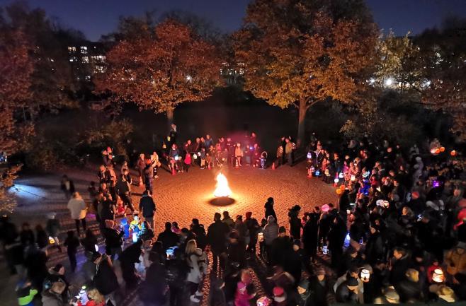 mit stimmungsvollem Gesang und einem flackernden Lagerfeuer den guten Taten des Heiligen Sankt Martin.