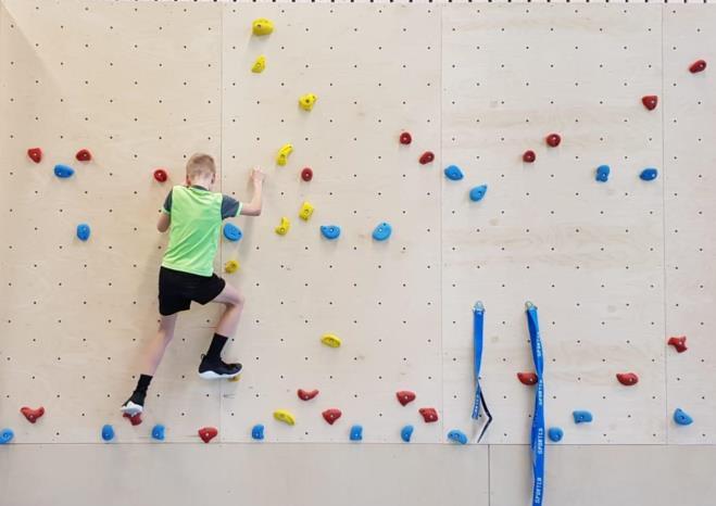 ausprobieren. Nun fehlen nur noch einfachere Klettergriffe, die es dann auch den jüngeren Kindern ermöglichen werden, ihre ersten Bouldererfahrungen zu machen.