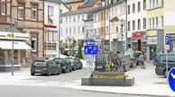 Gute Einkaufsmöglichkeiten bestehen in der Hauptstraße in der Stadtmitte sowie in der Sarresdorfer Straße - dort sind jeweils in großer Zahl und zeitweise kostenfrei Parkplätze vorhanden.
