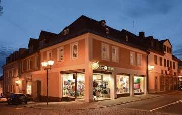 In den beiden Filialen in Naila und Bayreuth findet der Käufer Marken bekannter Hersteller wie Samsonite, Ergobag, Knirps, aunts&uncles, Joop, Bogner, Bree, Picard oder Mandarina Duck, die für