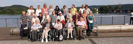 SOZIALES ENGAGEMENT (Foto: Ellen Backhaus) Ein besonderer Sommerausflug Und wieder verbrachten wir einen fröhlichen Nachmittag zusammen auf dem Harkortsee, Seniorinnen und Senioren aus dem
