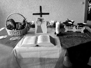 Evangelische und katholische Frauen ha en sich bei den Vorbereitungstreffen gemeinsam auf den Nachmi ag gut vorbereitet. Mit viel Liebe zum Detail dekorierten sie Altar und Kaffeetafel.