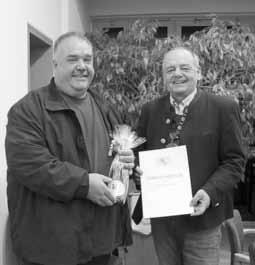 In der vergangenen Gemeinderatssitzung überreichte ihm Bürgermeister Max Kressirer, als Zeichen der Anerkennung seines zuverlässigen Dienstes, eine Ehrenurkunde der bayerischen Arbeits- und