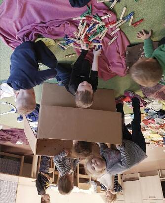 Kreativität war gefordert Unser Spielzeug macht Urlaub Von Britta Schneider Hückeswagen: Wir, das Team der Johanna Heimann Kita, stellen zunehmend fest, dass unsere Kita- Kinder immer mehr Spielzeug
