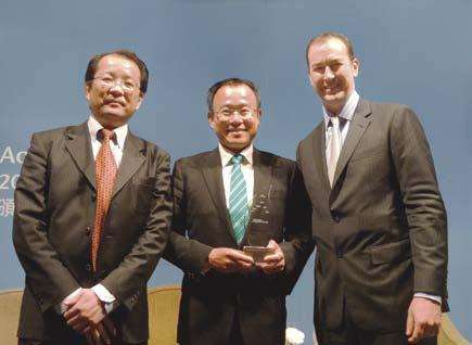 Business-Talk Moxa Inc. erhält Auszeichnung von Aon Hewitt als bester Arbeitgeber 2013 Michael Lin, Moxa (Mitte) und Jeremy Andrulis, Aon (rechts) Moxa Inc.