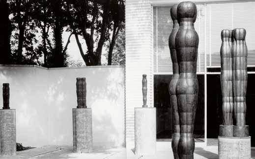 Joannis Avramidis studierte an der Wiener Akademie der bildenden Künste Malerei bei Robin Christian Andersen (1945-49) und Bildhauerei bei Fritz Wotruba (1953-56).